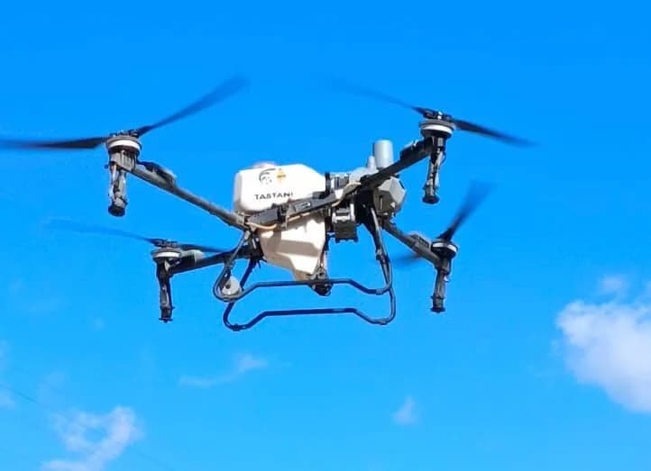 Dron profesional en vuelo para mapeo y monitoreo de terrenos